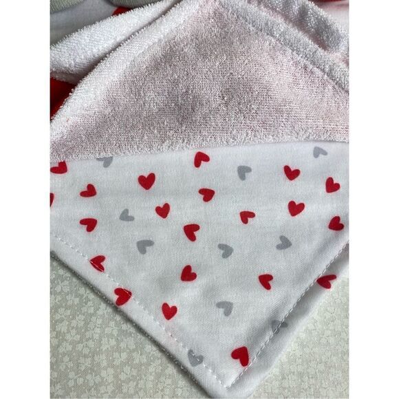 TRUE BABY 0-6 MONTH - 1ST VALENTINES BIB AND SOCK SET - Picture 6 of 8